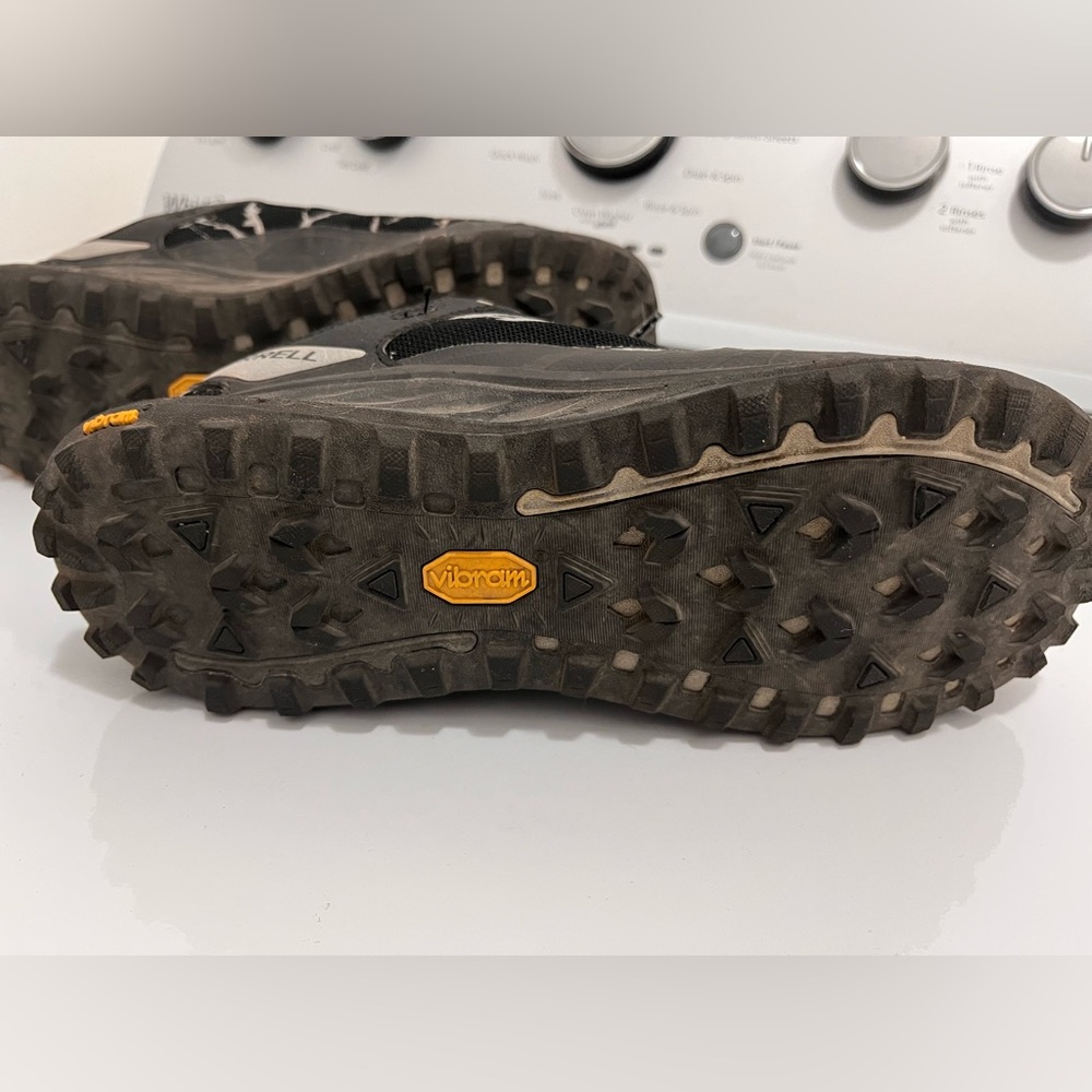 Merrell woman’s size 8 walking / trail running sneaker - great condition - Picture 2 of 3